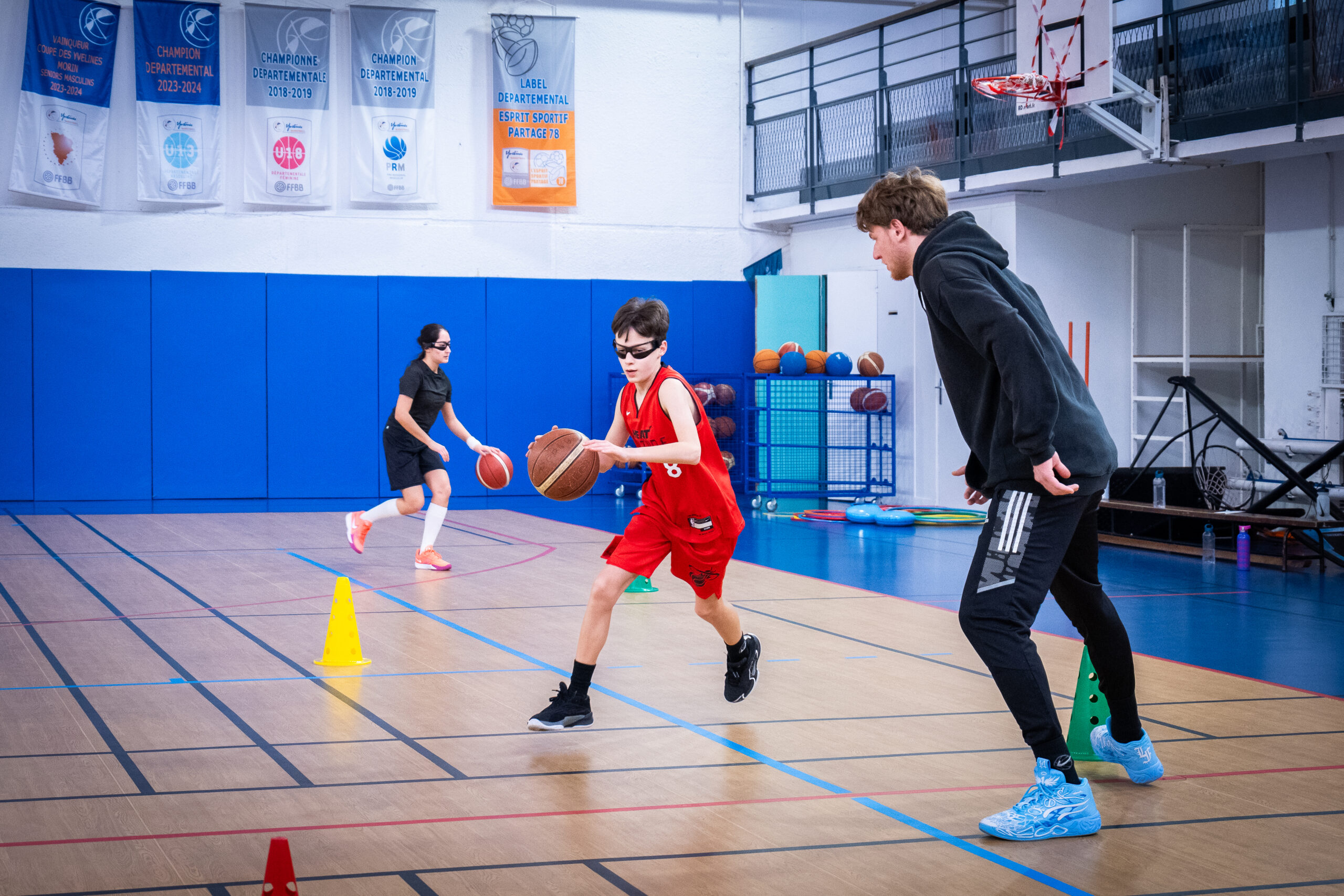 Jeune joueur pendant un entraînement de basketball